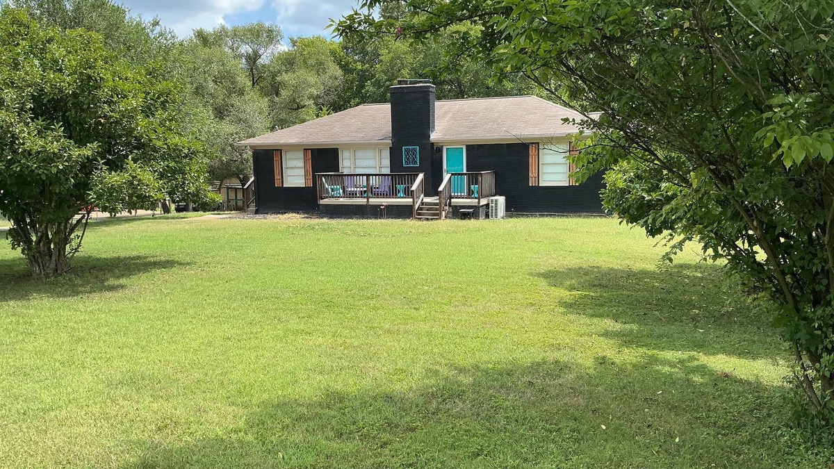 Nashville House | Southern ComfortnDynamic 2 Level Homen1 Acre LotnFully Fenced Backyard