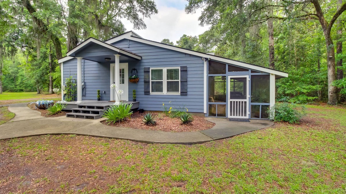 Eden House | Southern Escape in Guyton: Private Yard & Hot Tub!