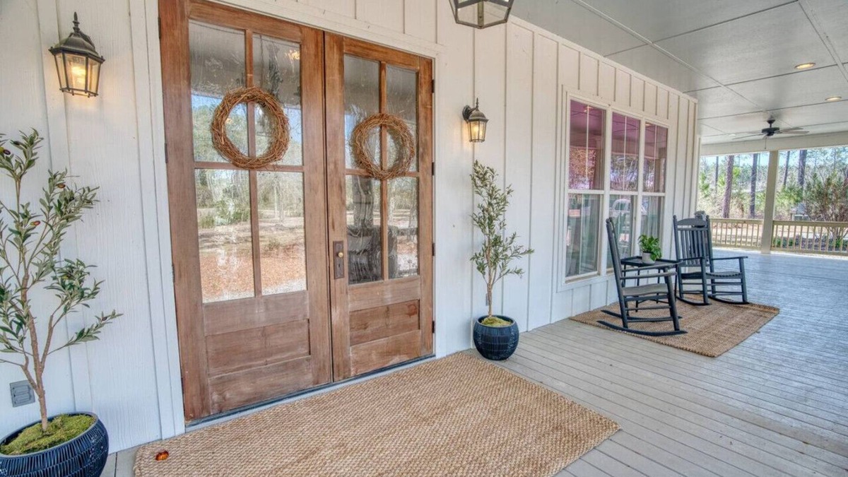 Moultrie House | Southern Farmhouse Retreat: 4 Bedroom, 4 Bath w/Master SPA like - Pet Friendly