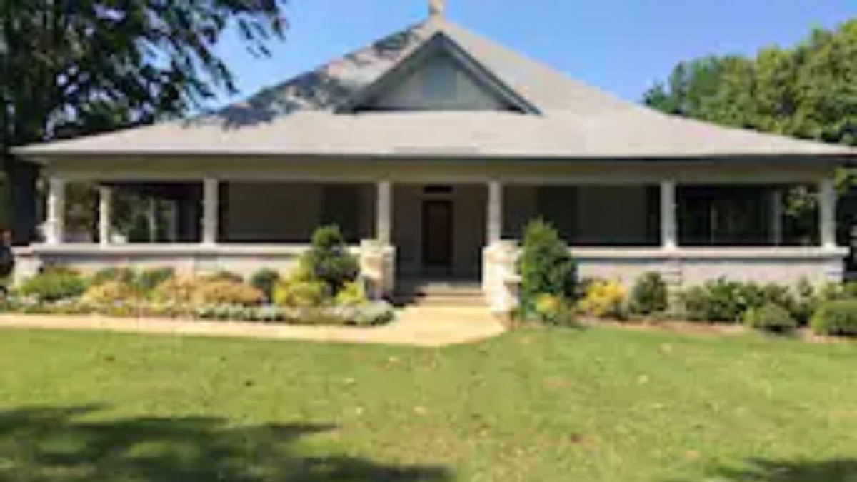 New Castle House | Southern Historic Large House -8 mi. dwntn 3 Suites/Wrap porches-perfect getaway
