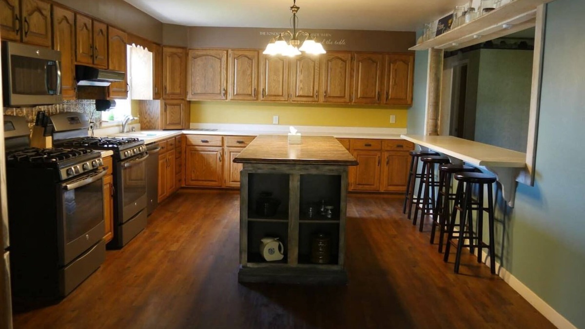 Thompsonville House | Southern IL House, pond & hot tub