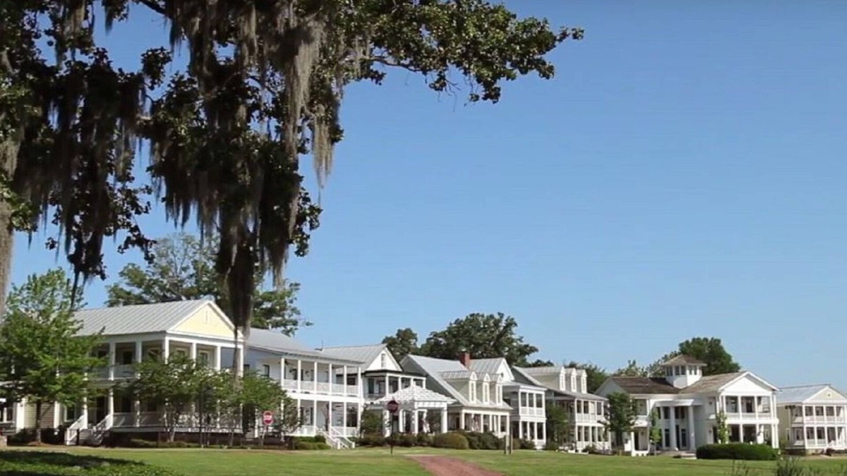 Mount Meigs House | Southern Luxury Carriage House with Lakefront View By Villa Real Escapes