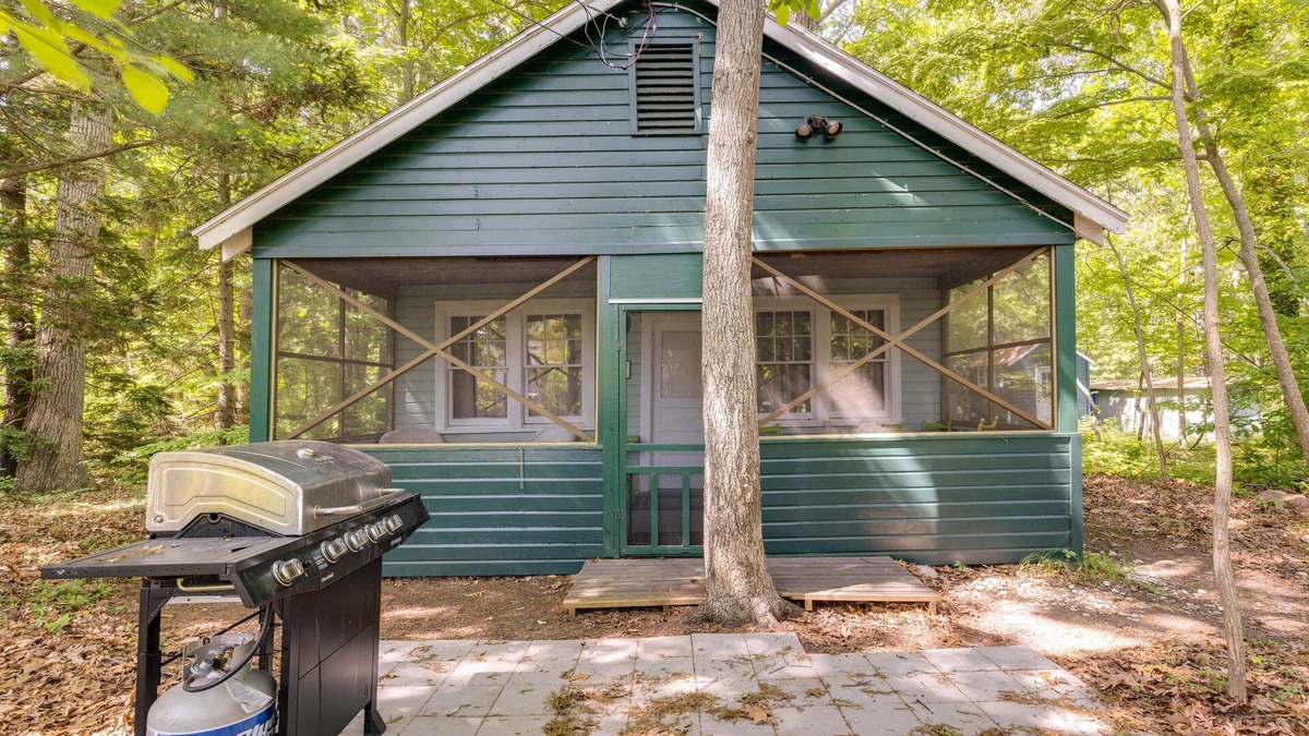 Town of Southold Town Cottage | Southold Cottage w/Patio & Grill - Walk to Beach!