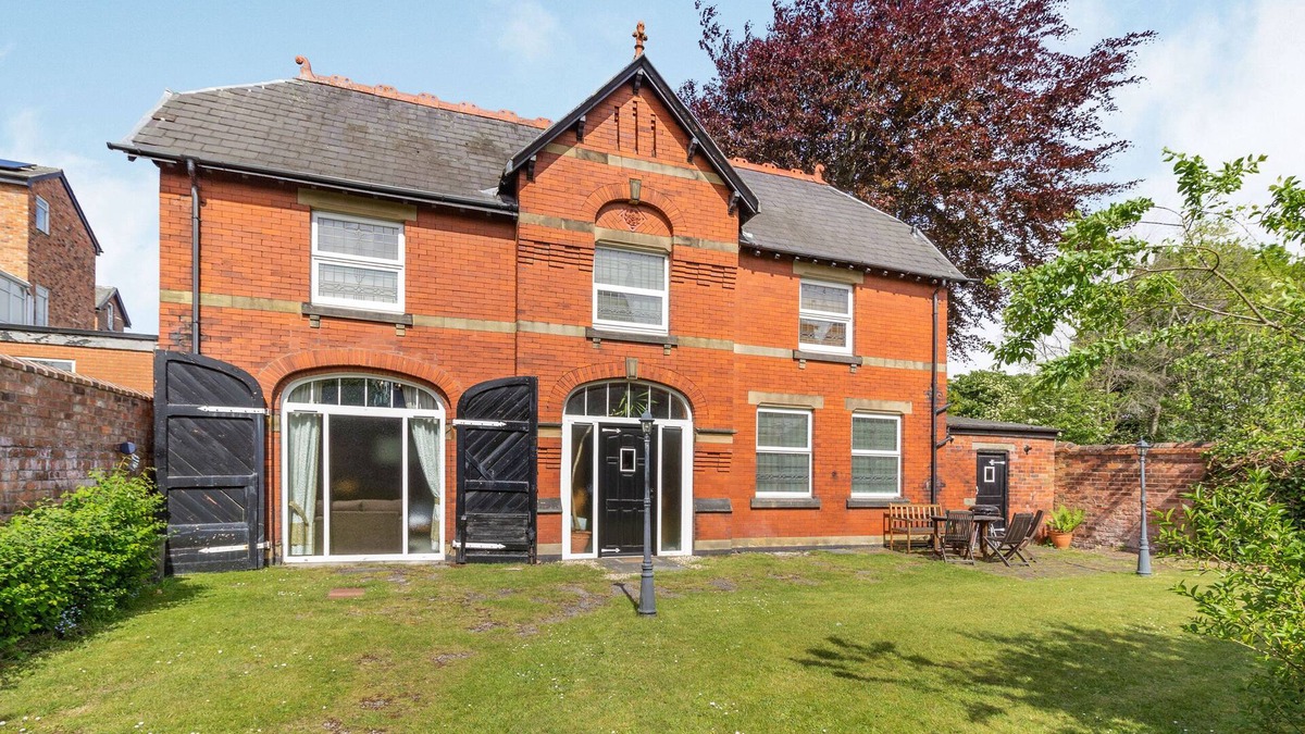 Southport Cottage | SOUTHPORT COACH HOUSE, family friendly, with a garden in Southport