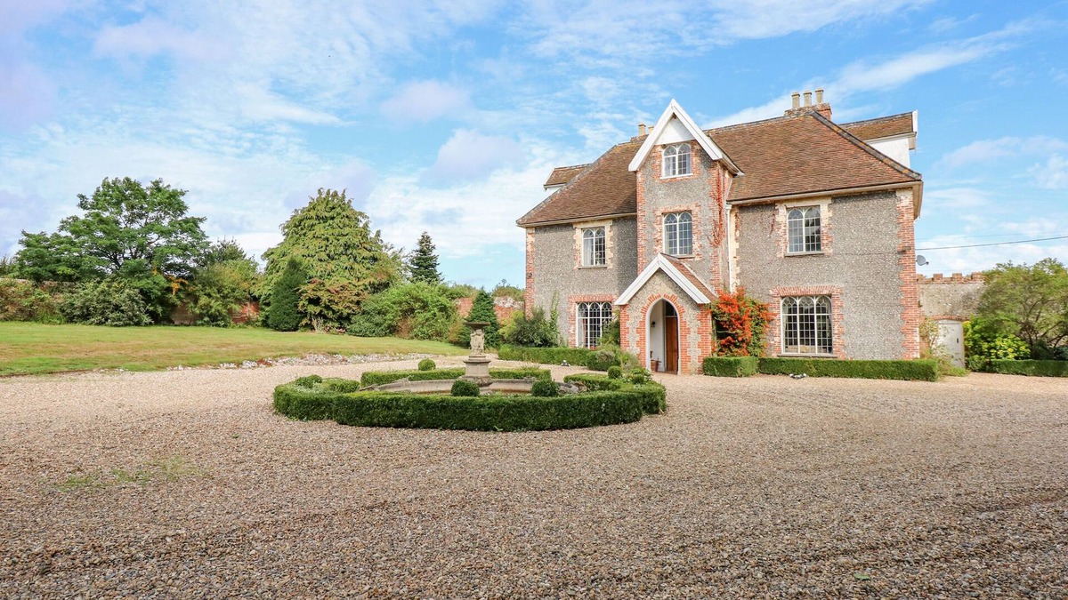 Southrepps Cottage | SOUTHREPPS LODGE, pet friendly, with open fire in Southrepps