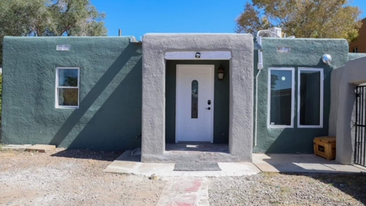 Southside House | Southwestern style home! We are your home away from home & close to everything.