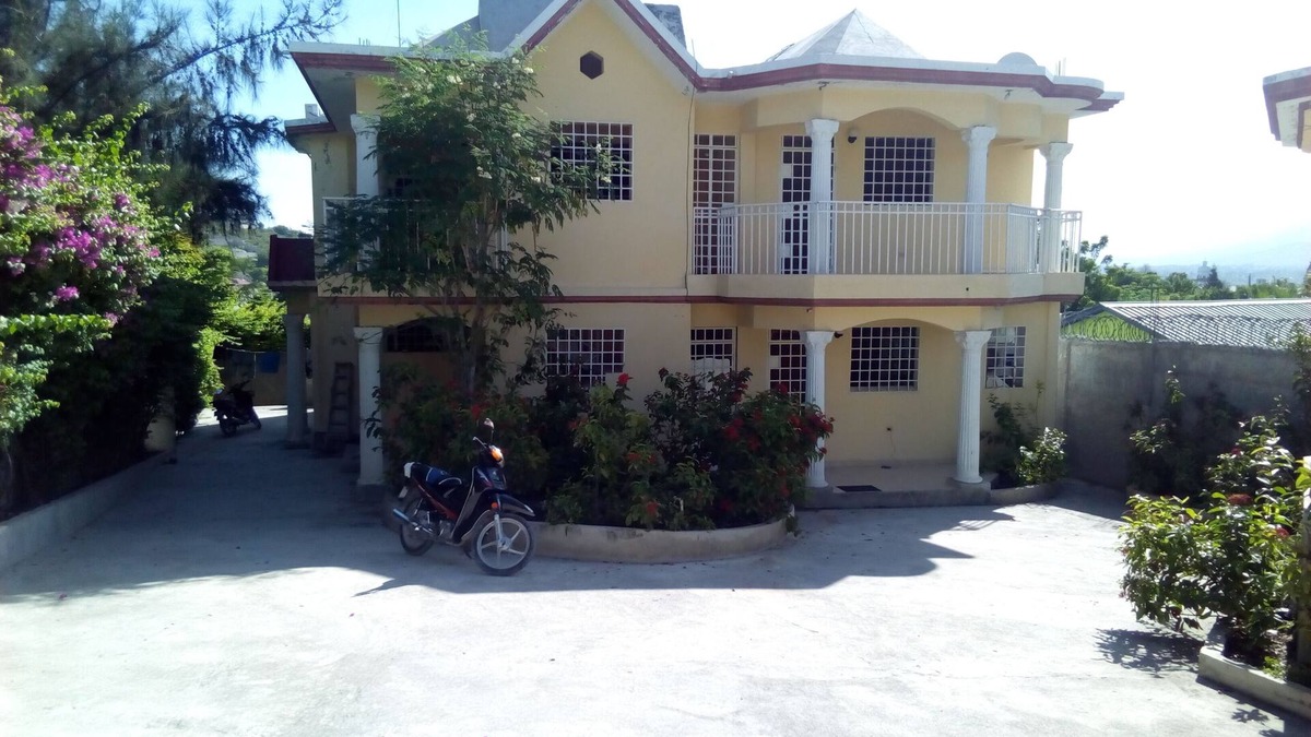 Petionville Apartment | Souvenir House: 4br, Wifi, TV, AC, 24h elect, Fridge.