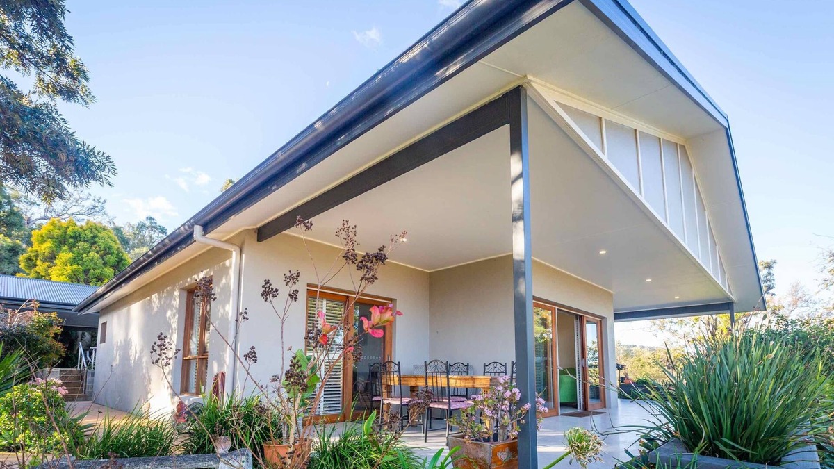 Lovedale Cottage | Sovereign Hill Country Villa - Stylish villa with scenic valley views