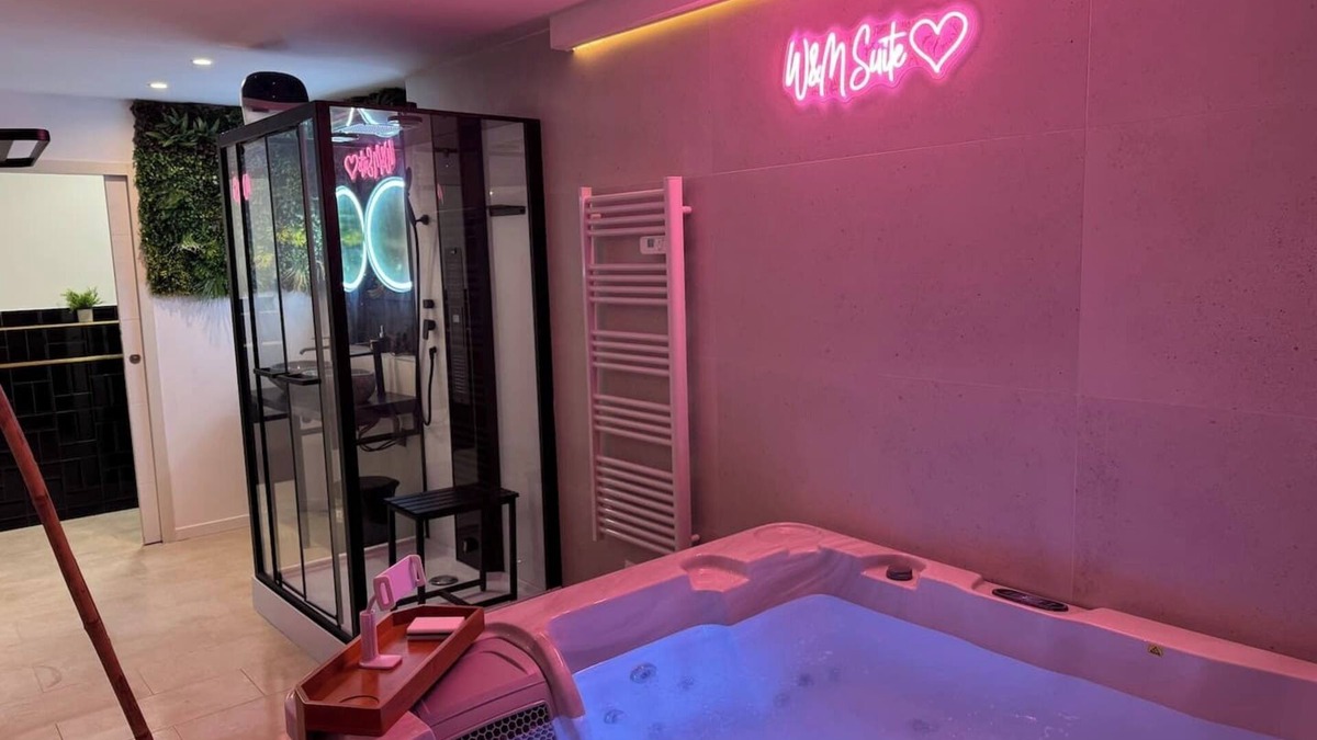 Clermont-l'Herault Apartment | SPA Apartment - W & M Suite