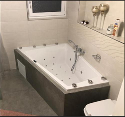 Aidlingen Apartment | Spa Aphrodite, Wohlfühlen und Wellness mit Privatsphäre, sowie Homeoffice Arbeitsplatz mit schnellem 250 Mbit WLAN