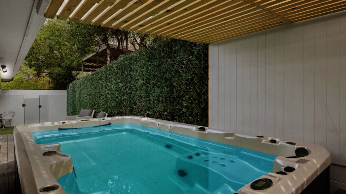 Belmont Apartment | Spa Haus- 2 King Bedrooms, Private Spa, Pets welcome
