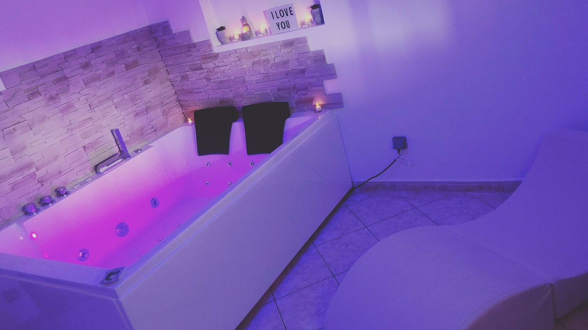 Saint-Genest-Lerpt House | Spa house with private Jacuzzi and whirlpool bath overlooking the countryside