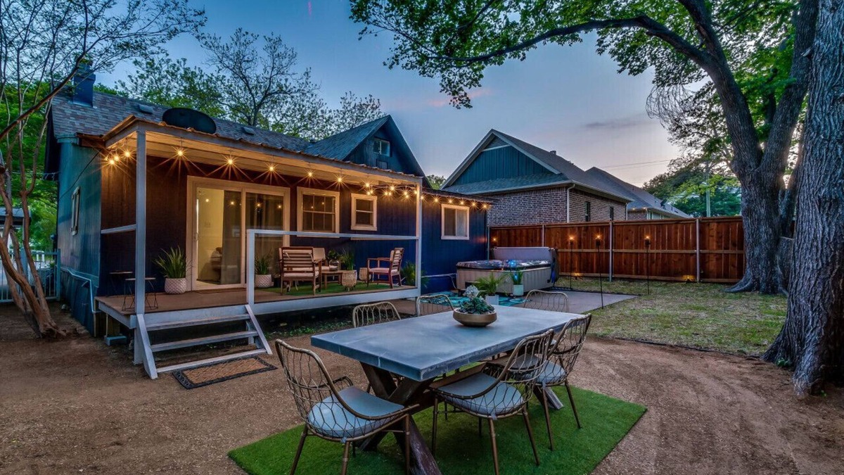 Weatherford House | Spa in Dreamy + Starry yard!