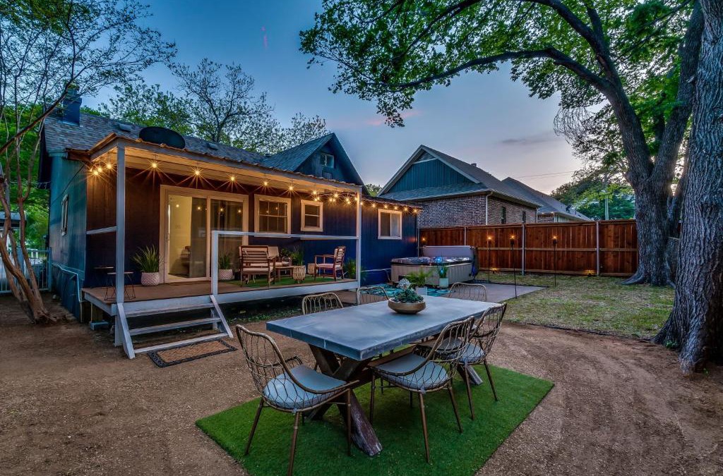 Weatherford House | Spa in Dreamy Yard