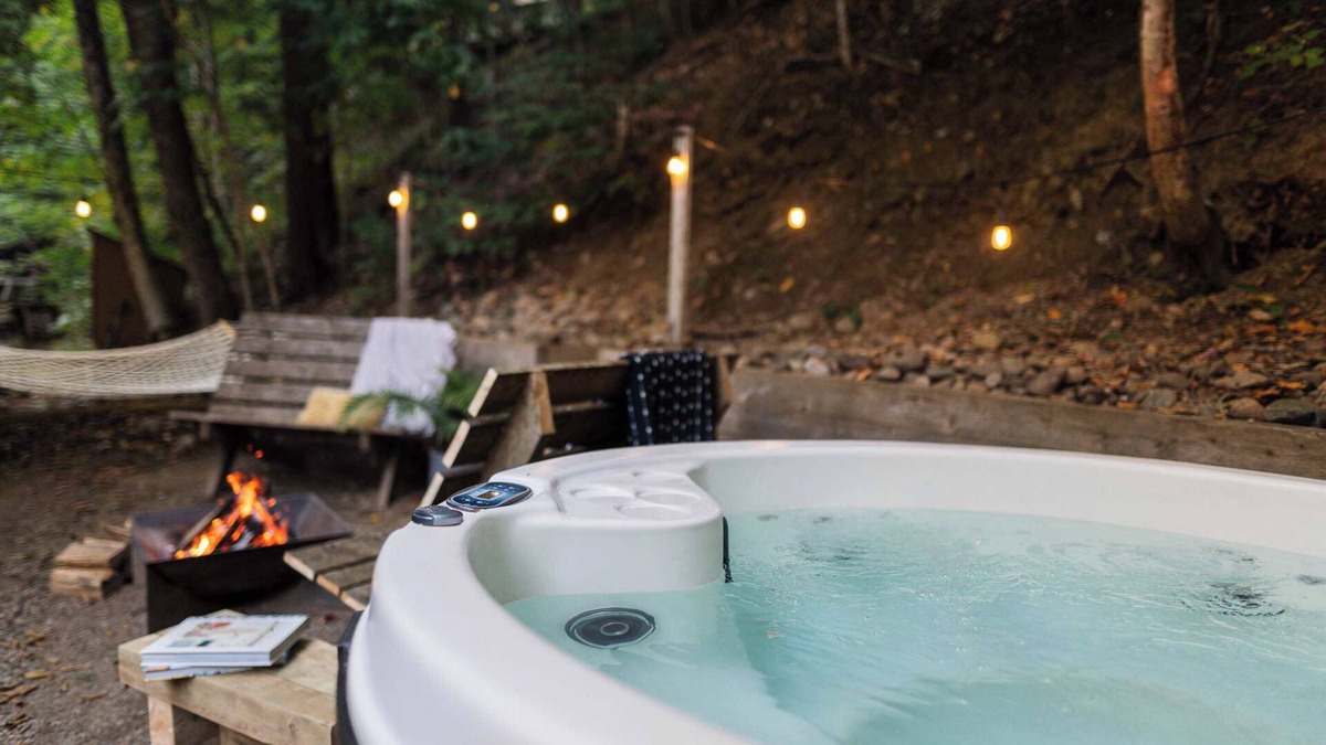 Potton Ski Chalet | Spa Retreat by Lake Memphre, OwlsHead
