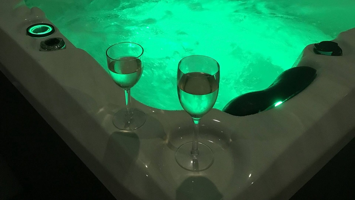 Oxley Island House | Spa Retreat on Oxley,breakfast,pool,wifi, fire pit