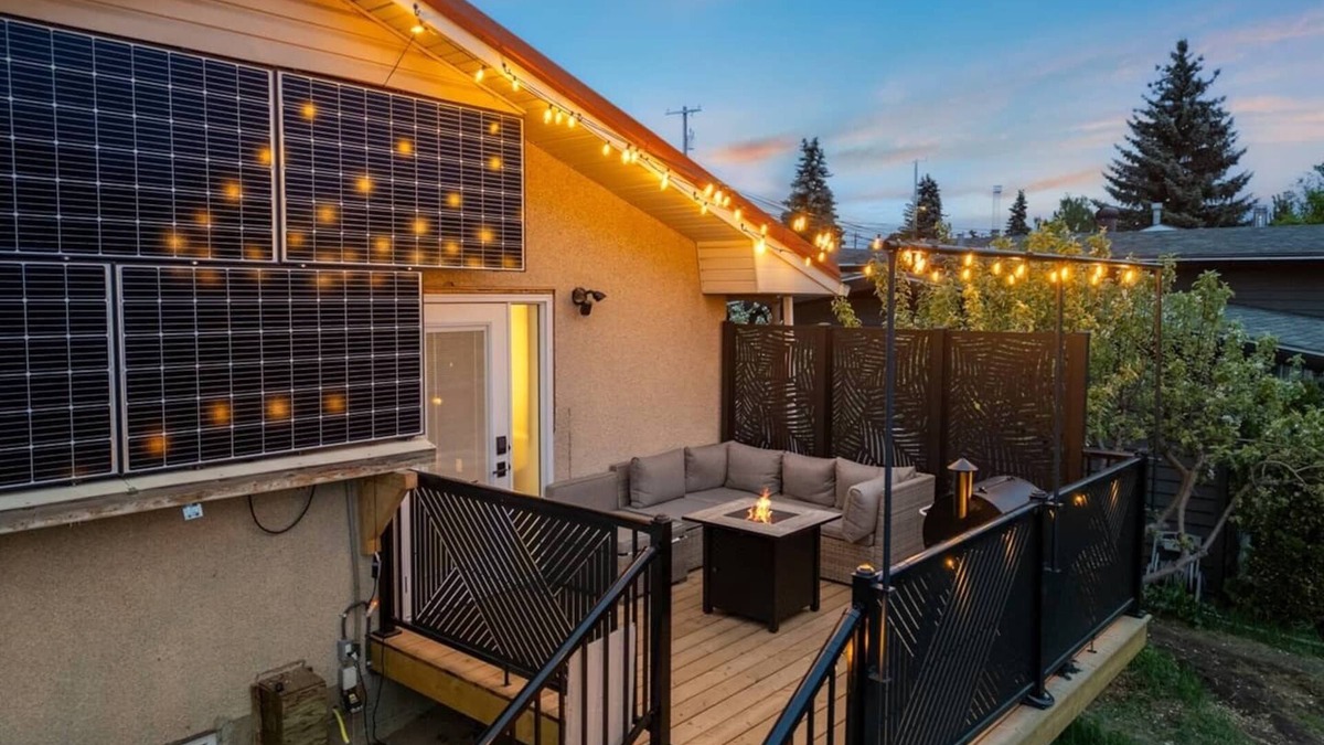 Edmonton House | Spa vibes, game room fun, and two decks. Just minutes from Whyte Ave & Downtown.