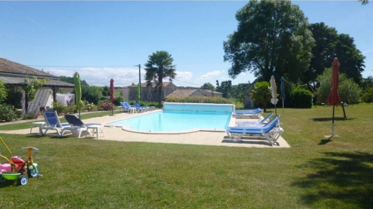 Chenac-Saint-Seurin-d'Uzet Cottage | Spacious cottage 6 pers. heated pool
