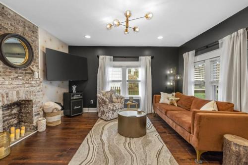 Woodbine House | Space Cowboy - Firepit Huge yard close2downtown