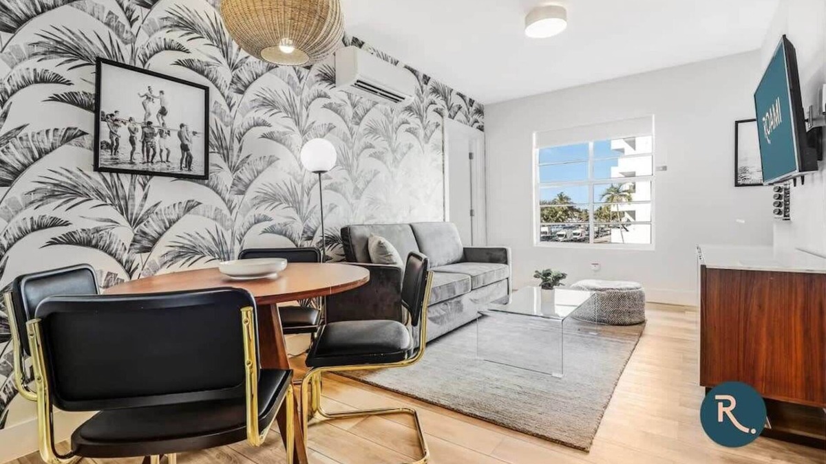Mid Beach House | Space & Style in Miami | Roami at The Carmela