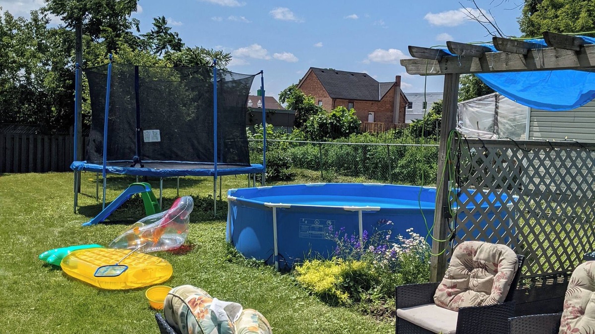 Bradford House | Spacious 3 Bedroom Home and Yard. Great for entertaining large groups