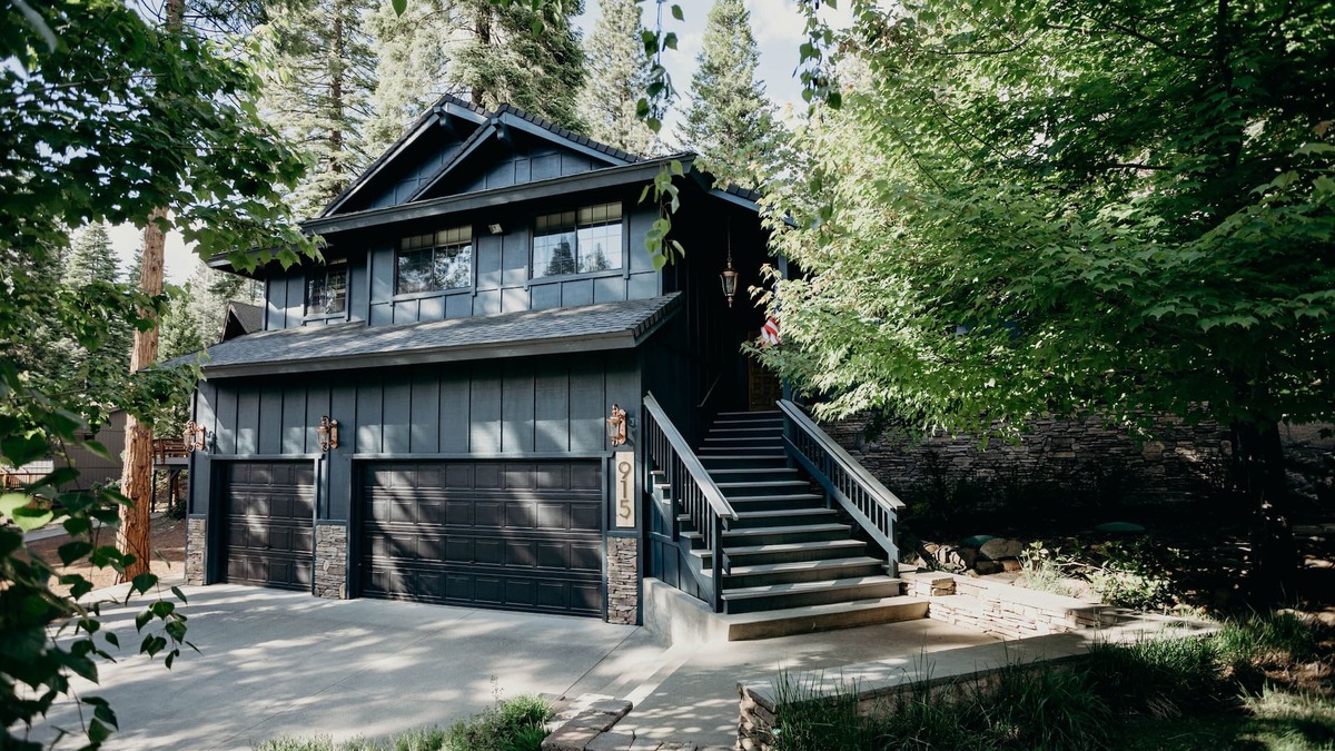 Lake Almanor Country Club House | Spacious Lake House Getaway. Private waterfall and pond! STARLINK INTERNET