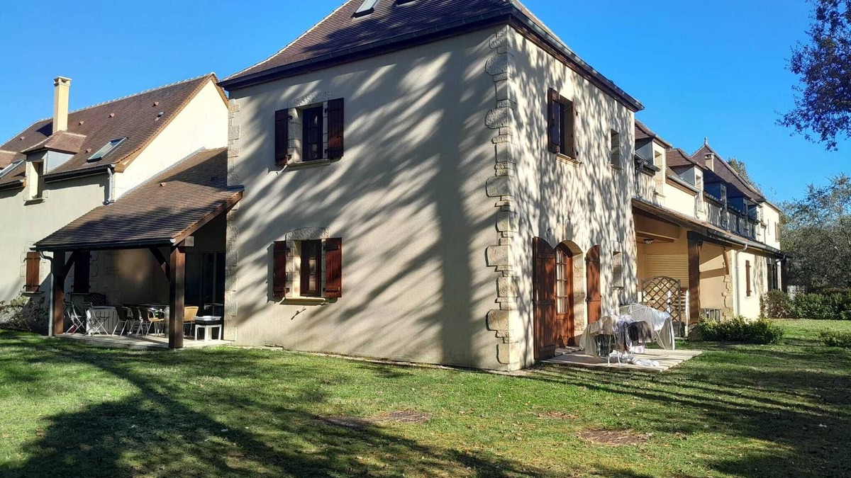 Brantome-en-Perigord House | Spacieuse maison Brantome ,10 pers, Jardin, BBQ, Parking couvert