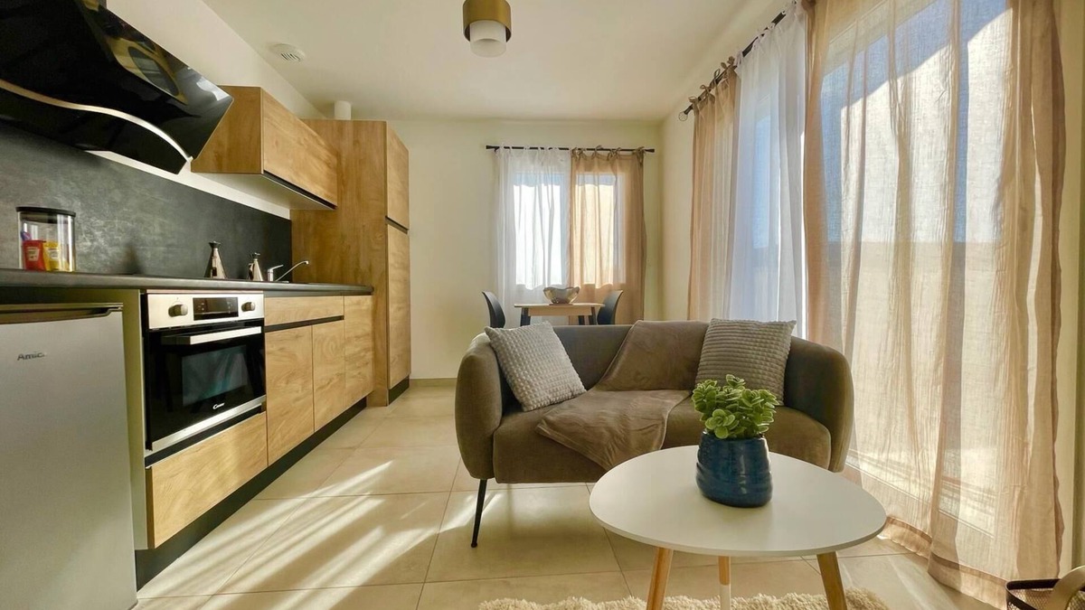 Lunel-Viel Apartment | Spacieux Studio Avec Espace Chambre Séparé et Grande Terrasse