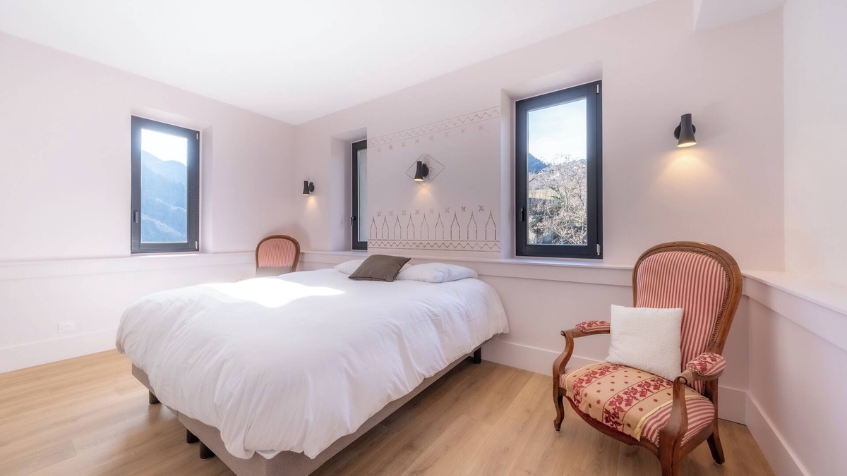 Saint-Jean-de-Maurienne Bed & Breakfast | Spacious, bright room in a medieval tower. Shared space on ground floor.