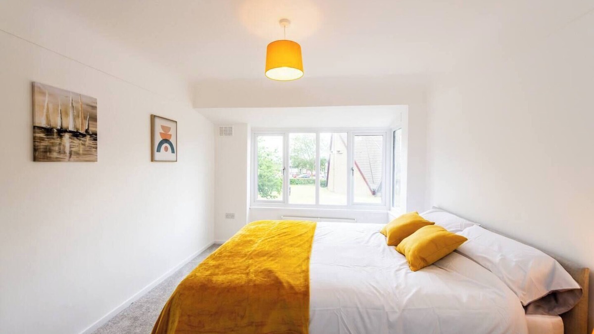 Hunts Cross House | Spacious 3-Bed by Beatles Attractions & Transport
