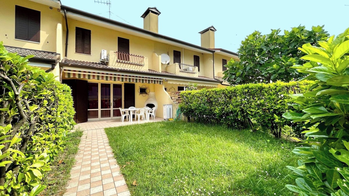 Porto Santa Margherita Villa | Spacious villa with private garden and shared pool