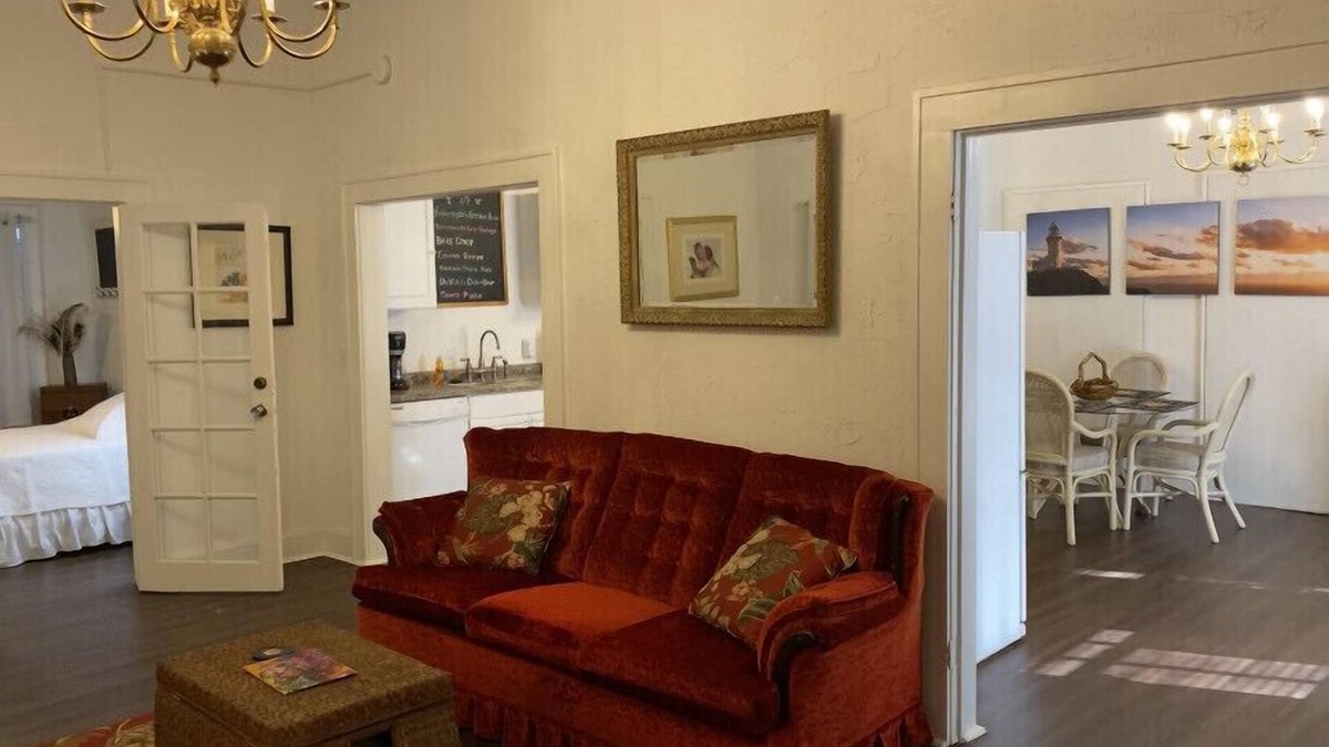 DeLand Apartment | Spacious 1/1 apartment near Stetson, sky diving, river, springs, racing, beaches