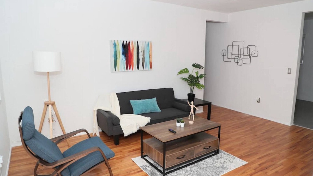 Douglas Apartment | Spacious 1 bed/1bath apt great location w/parking