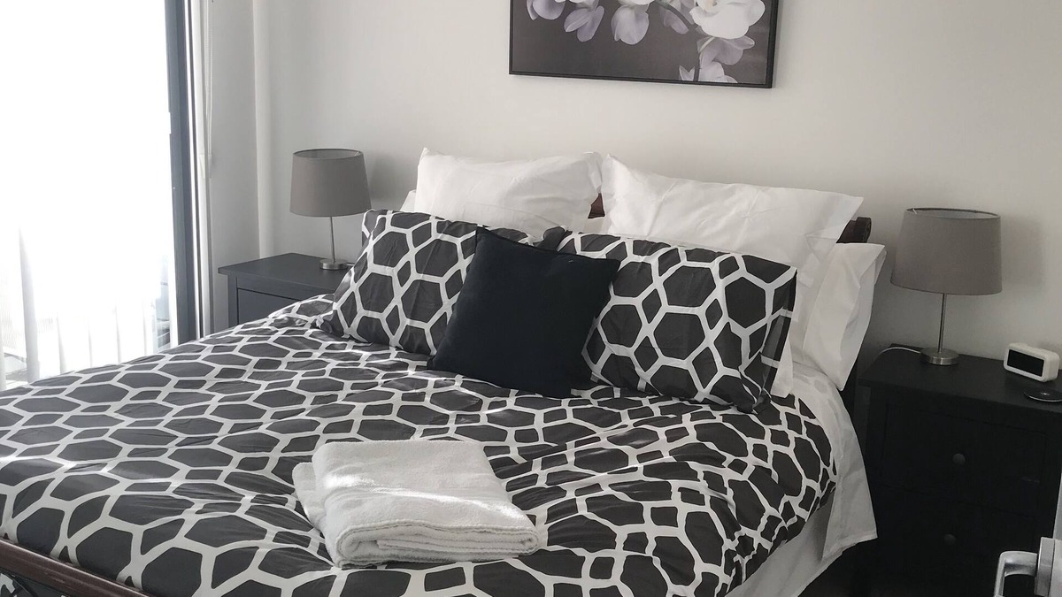 Gungahlin Apartment | Spacious 1 Bed Apartment, parking, gym, pool