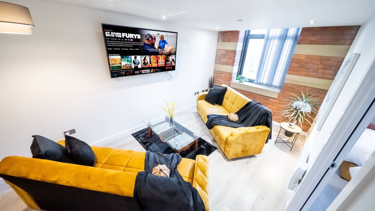 Bradford Apartment | Spacious 1-Bed Apt Close To City Centre - Sleep 6