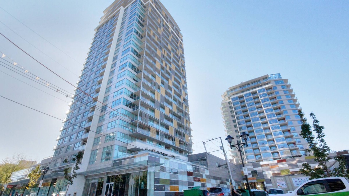 Central Lonsdale Apartment | Spacious 1-bedroom+den condo w/amazing amenities - 90 days minimum