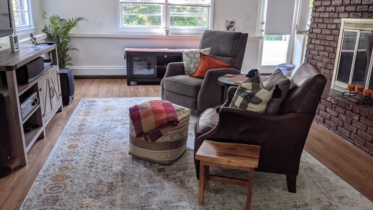 Bedford Apartment | Spacious 1 bedroom apartment in Lexington MA, surrounded by nature trails