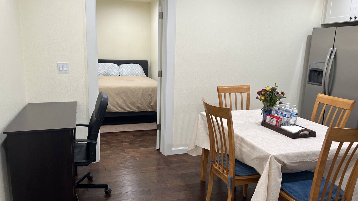 Silver Lake House | Spacious 1 bedroom apartment 2 mins to shopping malls and restaurants