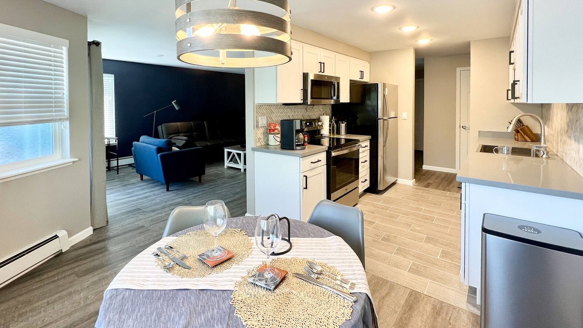 Renton Apartment | Spacious 1 bedroom apartment. Full kitchen, in-unit laundry. Free parking.
