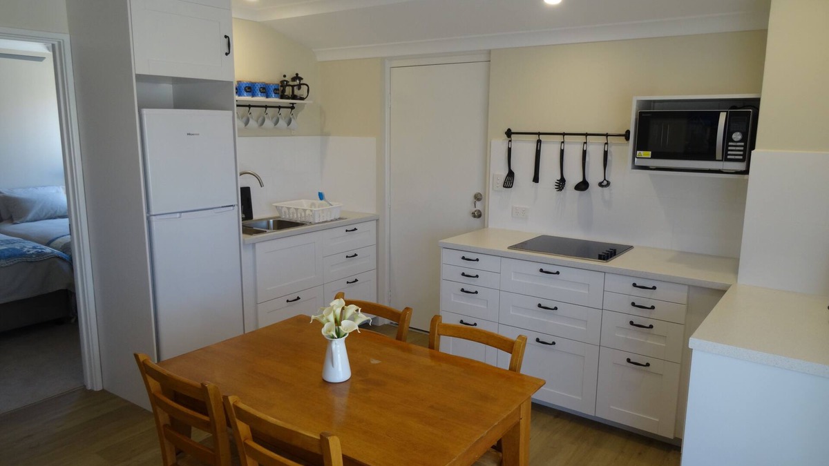 Canning Vale Apartment | Spacious, 1 Bedroom Apartment FREE Wi-Fi