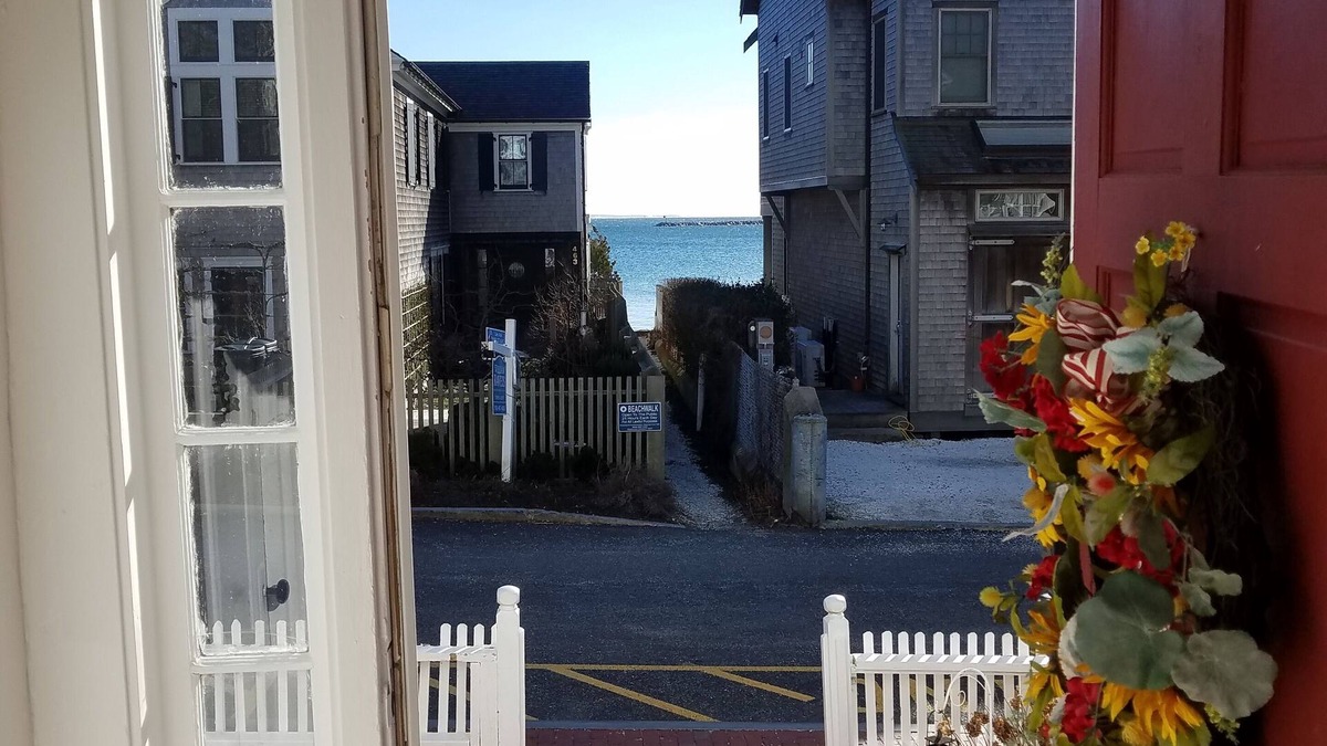 Commercial Street Condo | Spacious 1 Bedroom, First Fl., Beach Access, in quiet East End. n