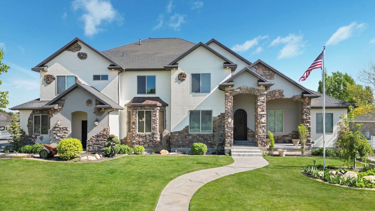Bluffdale House | Spacious 10-bedroom Luxury Home with Fitness and Game room in charming Bluffdale