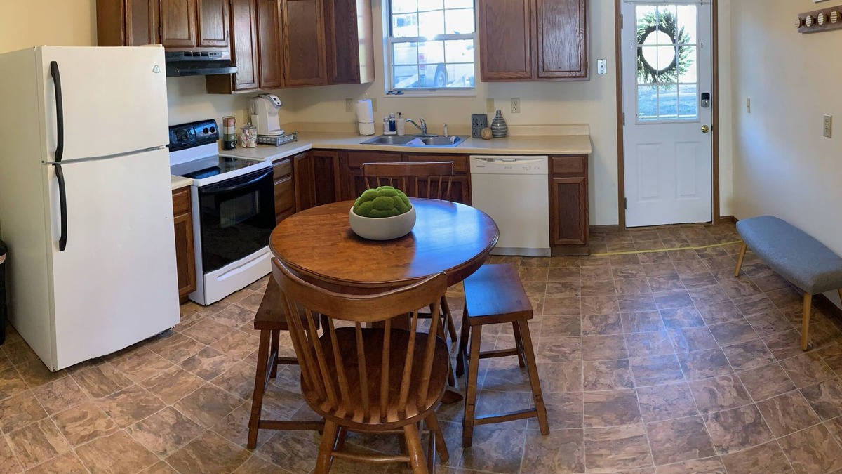 Parkersburg Apartment | Spacious 1200 sq. foot Townhome
