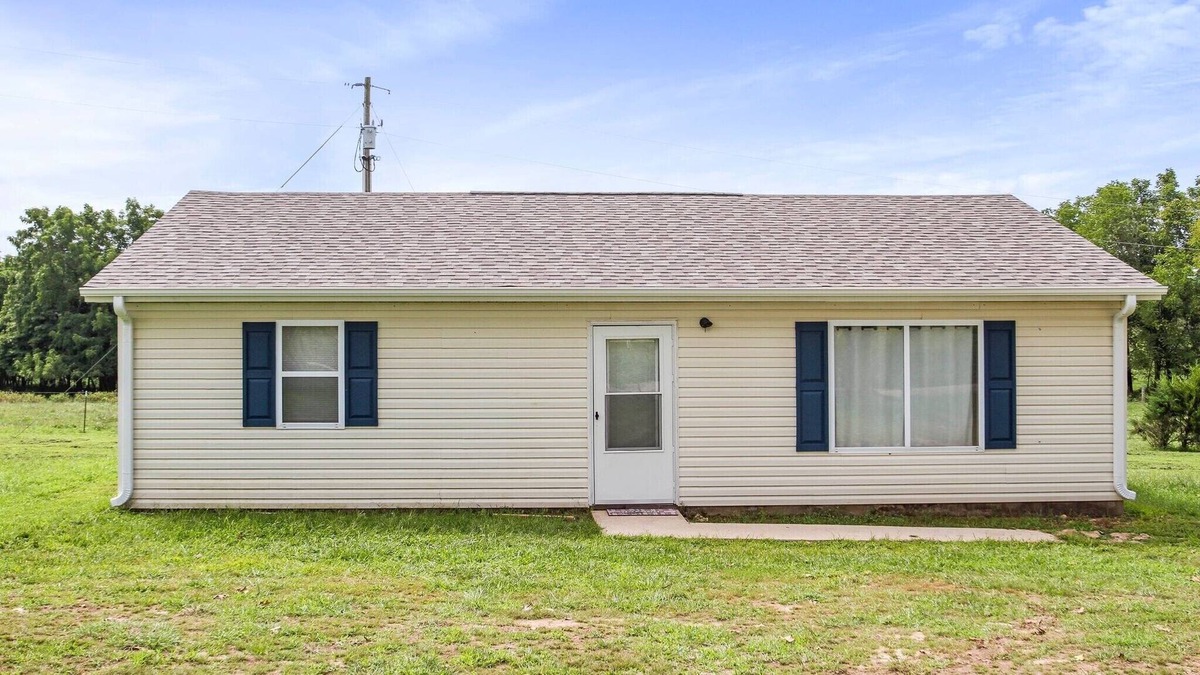 Dora Cabin | Spacious 1200sf cabin (3) in Ozark county near the river. Pets allowed.