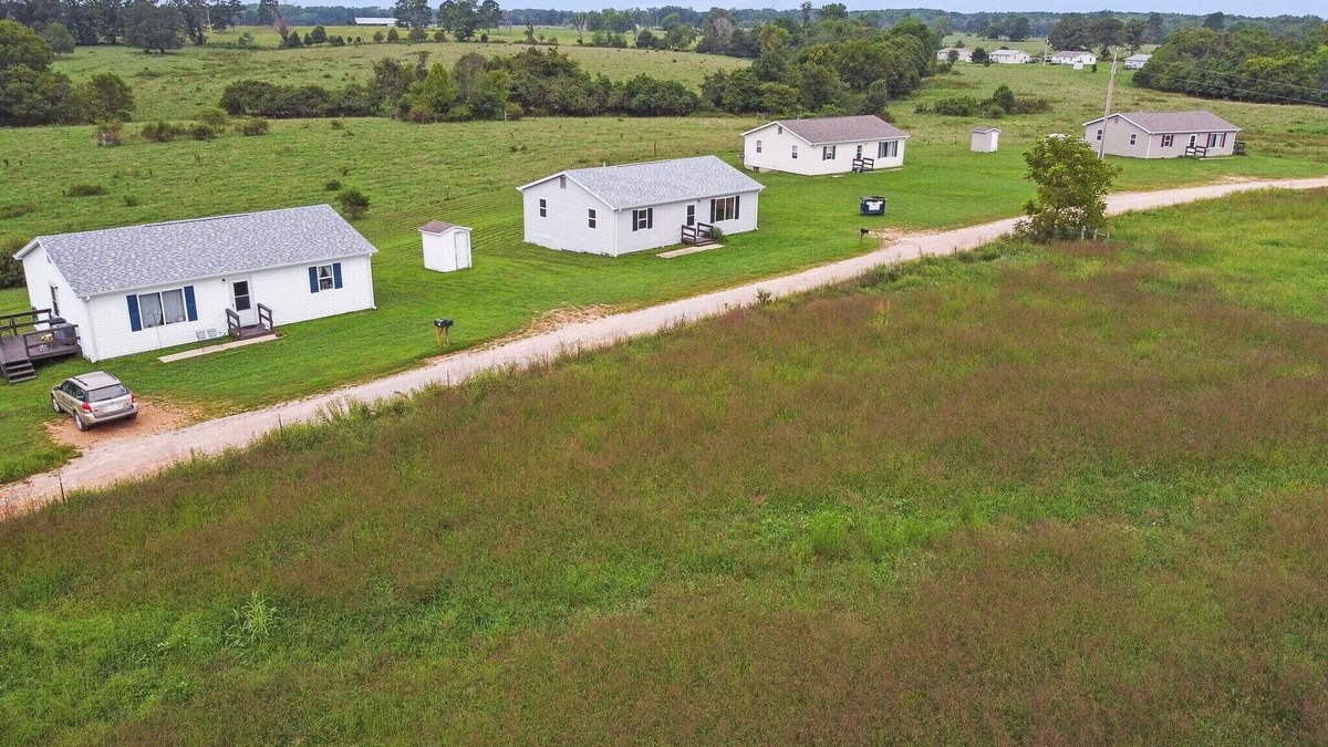Dora Cabin | Spacious 1200sf cabin (7) in Ozark county near the river. Pets allowed.