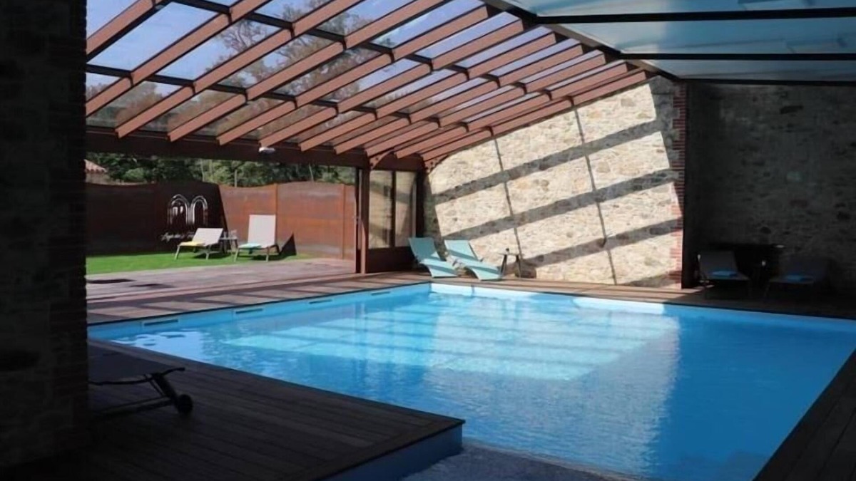 Les Herbiers Cottage | Spacious 18th Century Home with Pool & Leisure Room, Sleeps 10