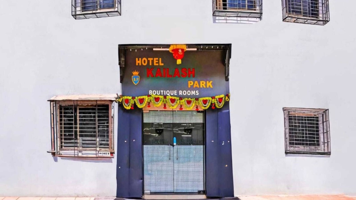 Sakinaka Hotel | Spacious 19 Budgets Bed Room Hotel Below Sakinaka Metro Station Gate no 2.