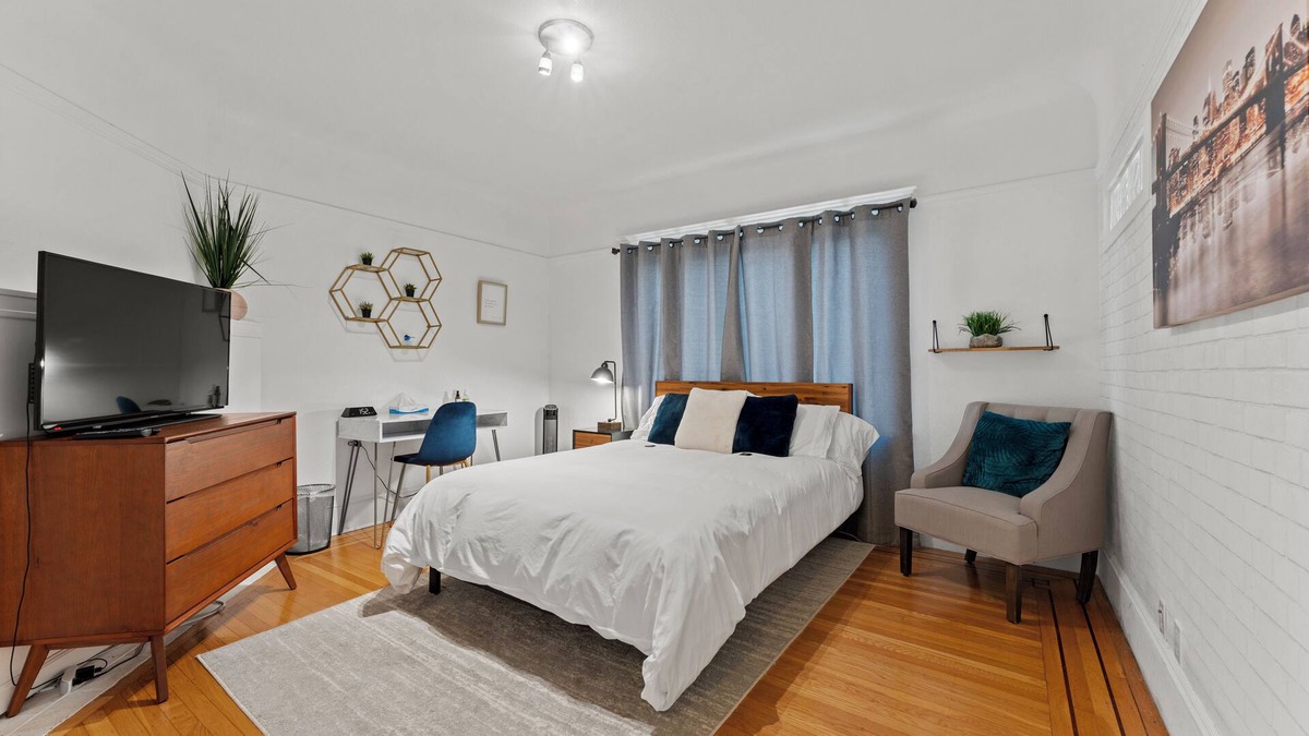 Sunnyside House | Spacious 1BR/1BA Guest Suite with Kitchen +Parking