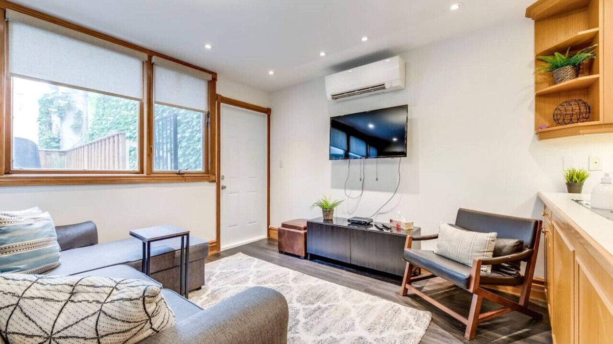 Yorkville Apartment | Spacious 1BR Penthouse Suite with Amazing Terrace!