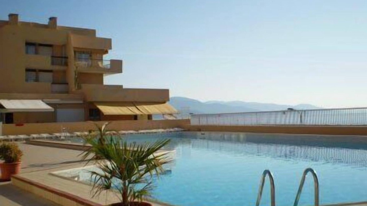 La Faviere Apartment | SPACIOUS 2 BEDROOM APARTMENT, PORT VIEW